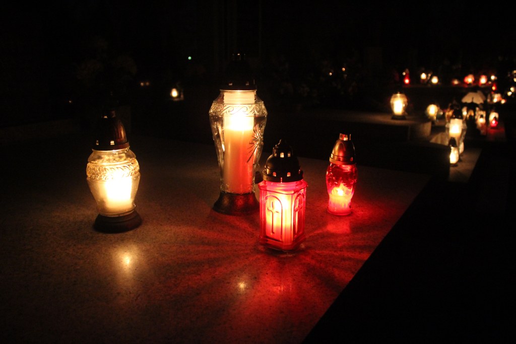 Pięknie nocą na legnickim cmentarzu