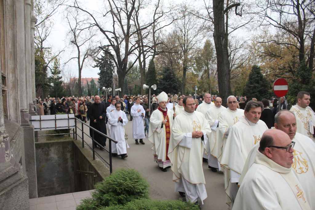 Procesja na legnickim cmentarzu