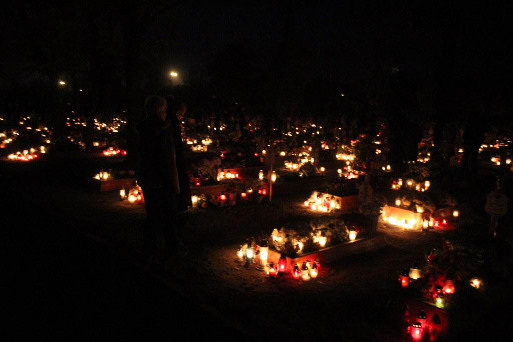Pięknie nocą na legnickim cmentarzu