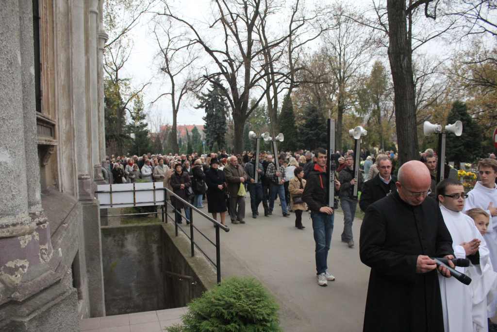Procesja na legnickim cmentarzu