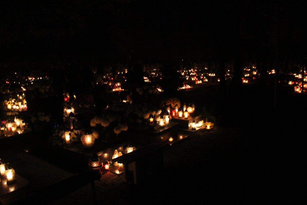 Pięknie nocą na legnickim cmentarzu