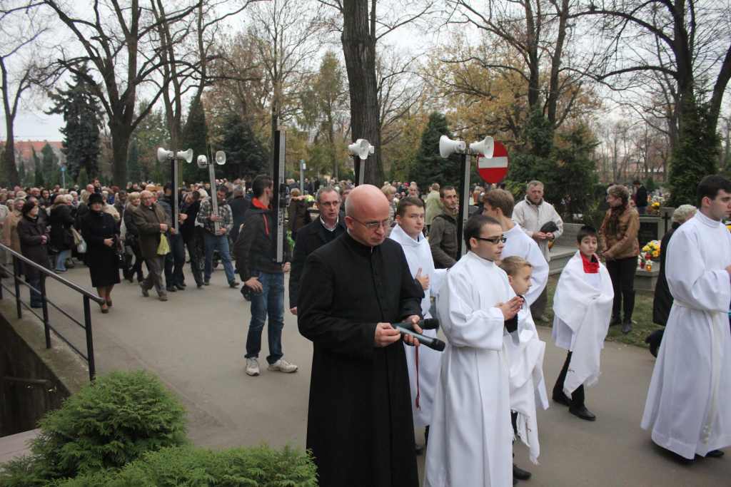 Procesja na legnickim cmentarzu
