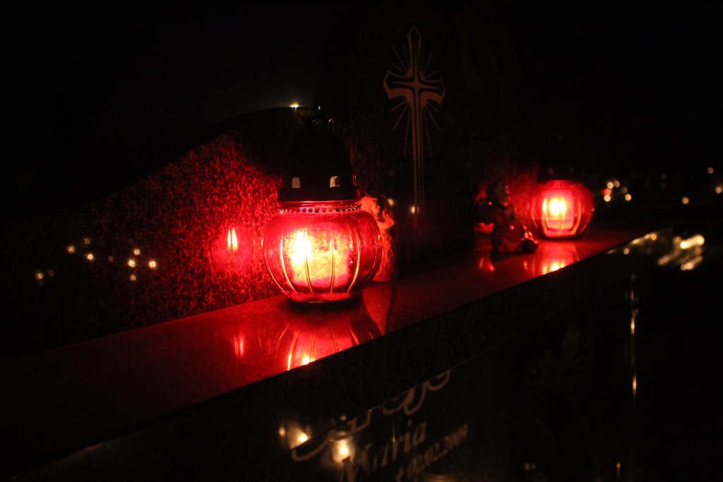 Pięknie nocą na legnickim cmentarzu