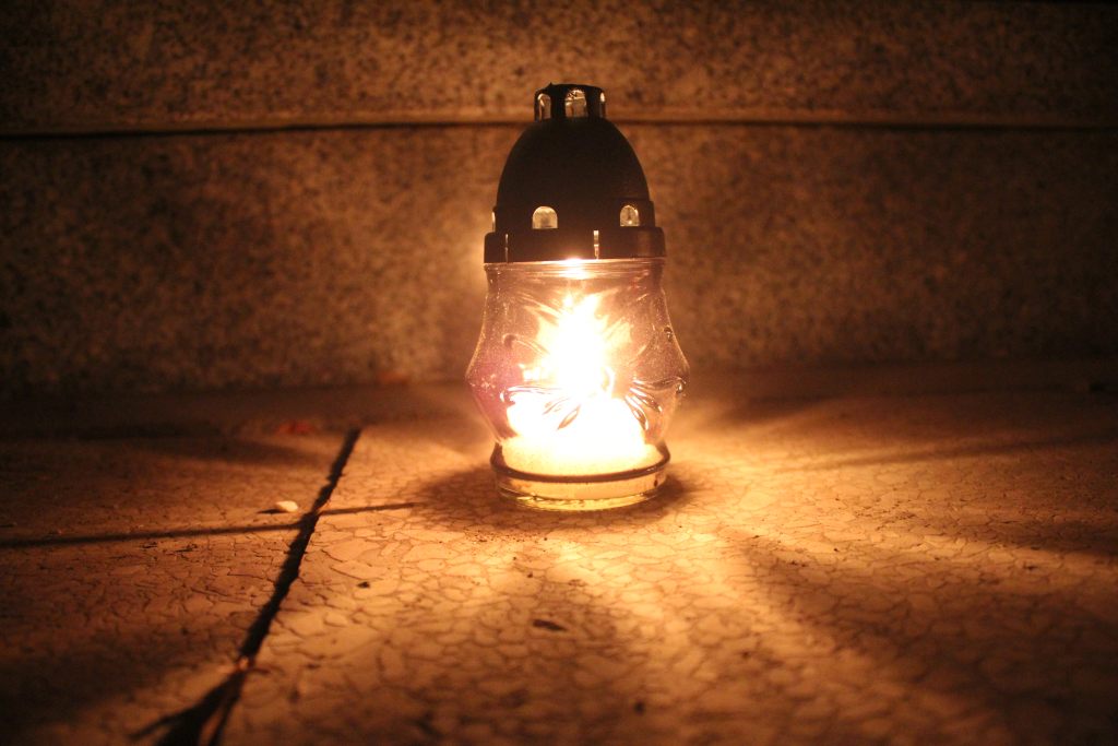 Pięknie nocą na legnickim cmentarzu