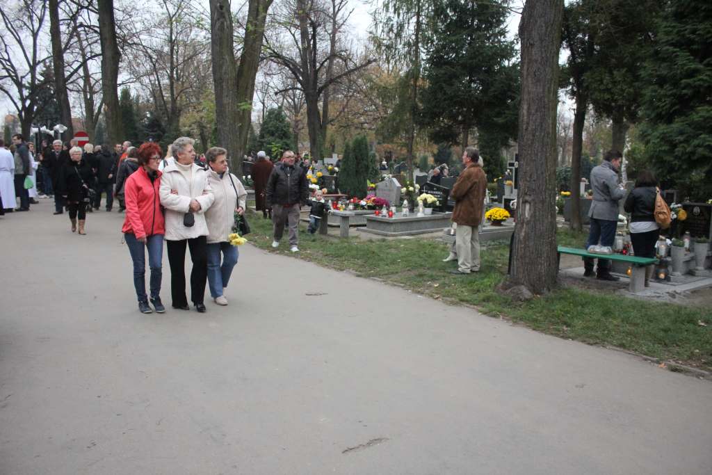 Procesja na legnickim cmentarzu