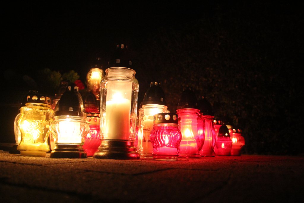 Pięknie nocą na legnickim cmentarzu