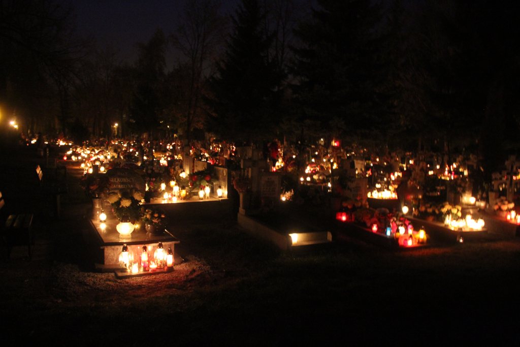 Pięknie nocą na legnickim cmentarzu