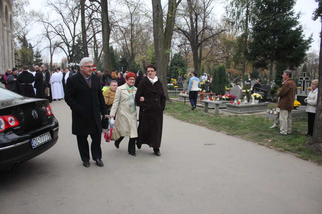 Procesja na legnickim cmentarzu