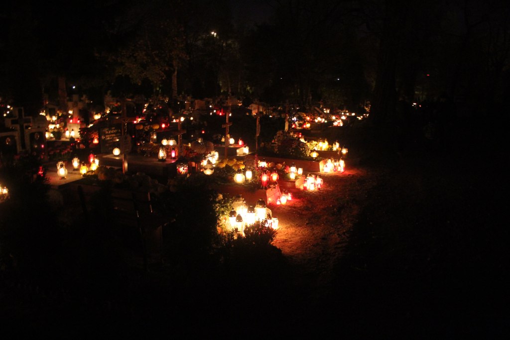 Pięknie nocą na legnickim cmentarzu