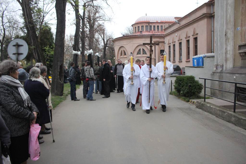 Procesja na legnickim cmentarzu
