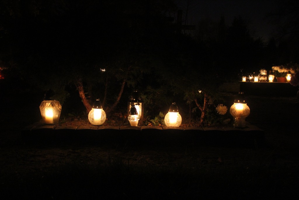 Pięknie nocą na legnickim cmentarzu