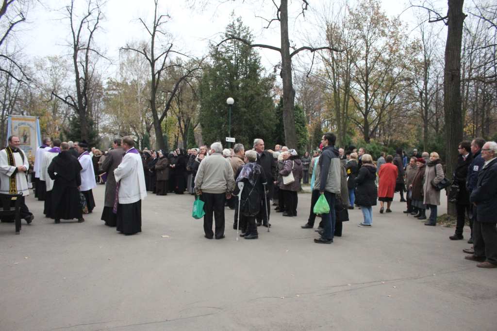 Procesja na legnickim cmentarzu
