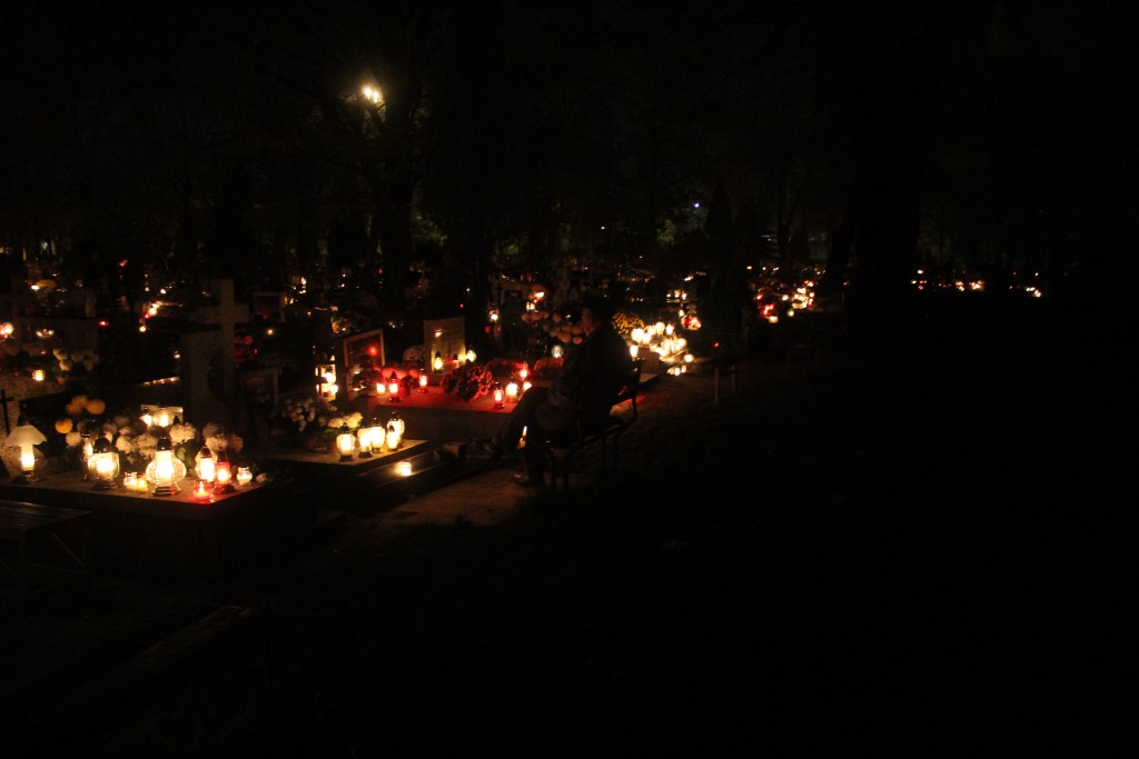 Pięknie nocą na legnickim cmentarzu