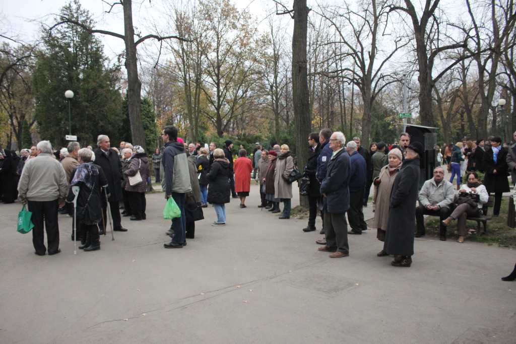 Procesja na legnickim cmentarzu