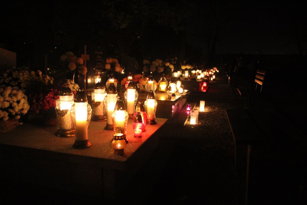 Pięknie nocą na legnickim cmentarzu