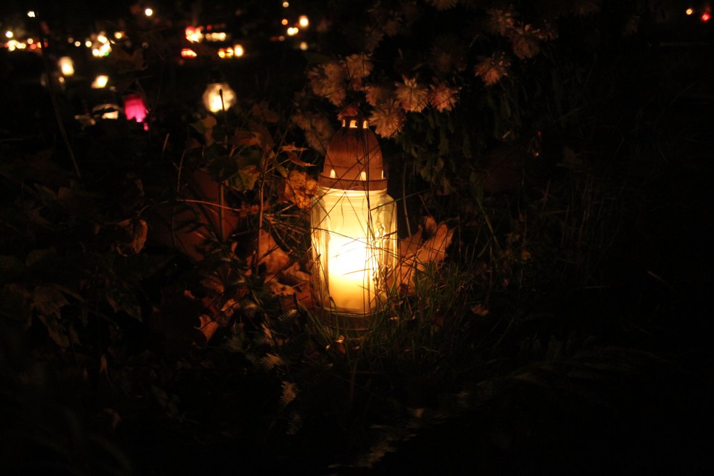 Pięknie nocą na legnickim cmentarzu