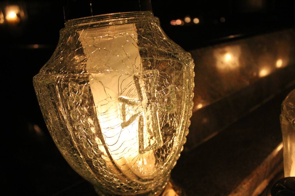 Pięknie nocą na legnickim cmentarzu