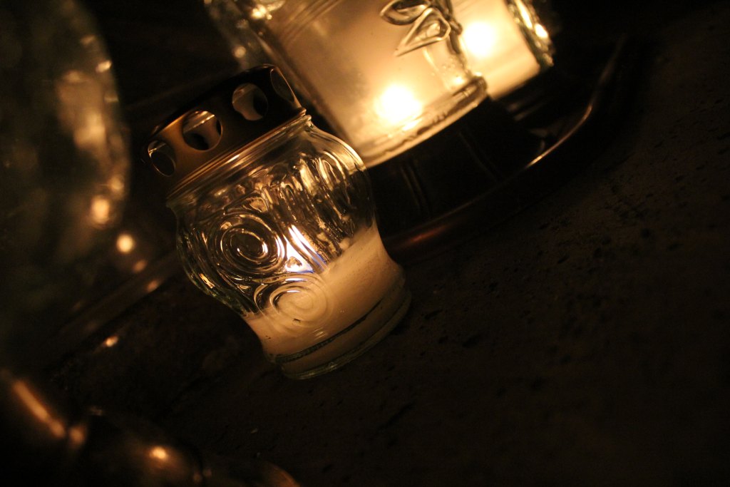 Pięknie nocą na legnickim cmentarzu