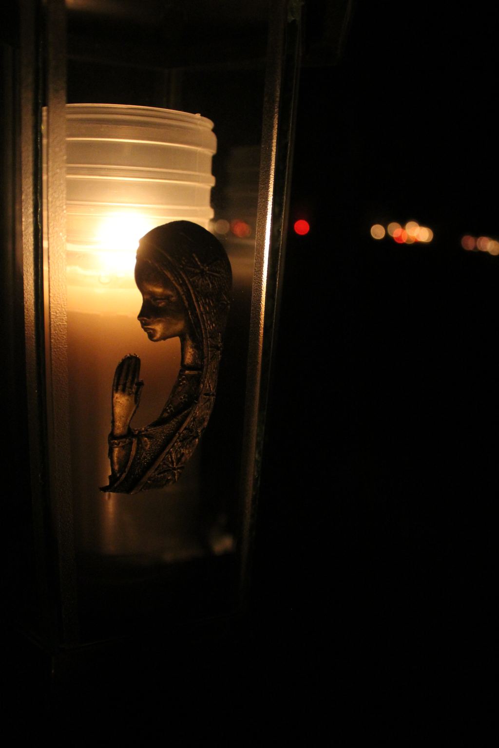 Pięknie nocą na legnickim cmentarzu