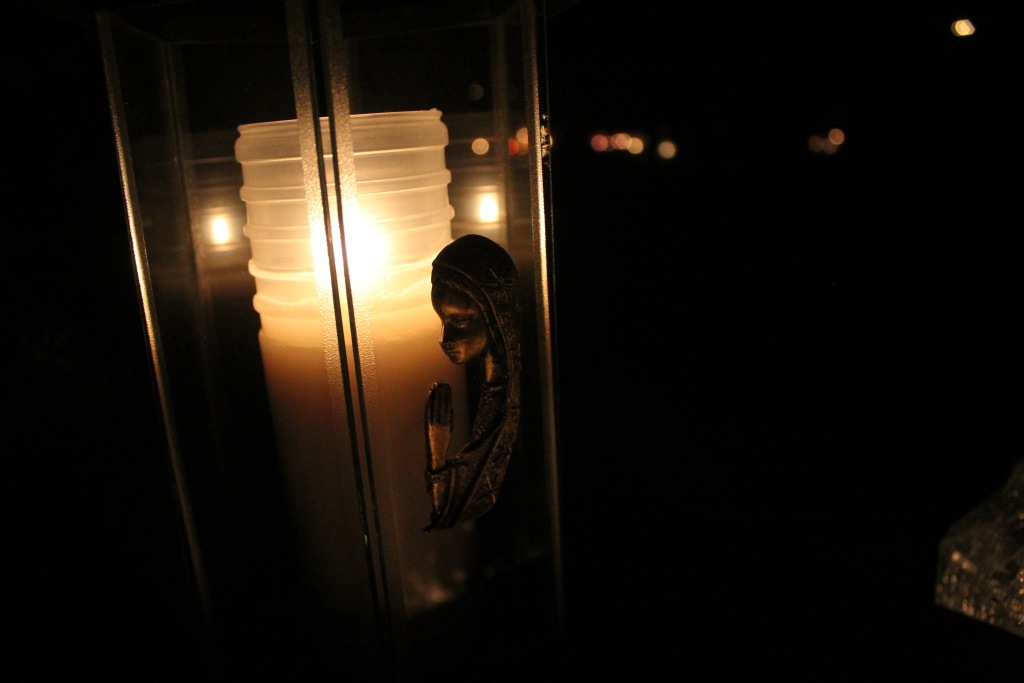 Pięknie nocą na legnickim cmentarzu