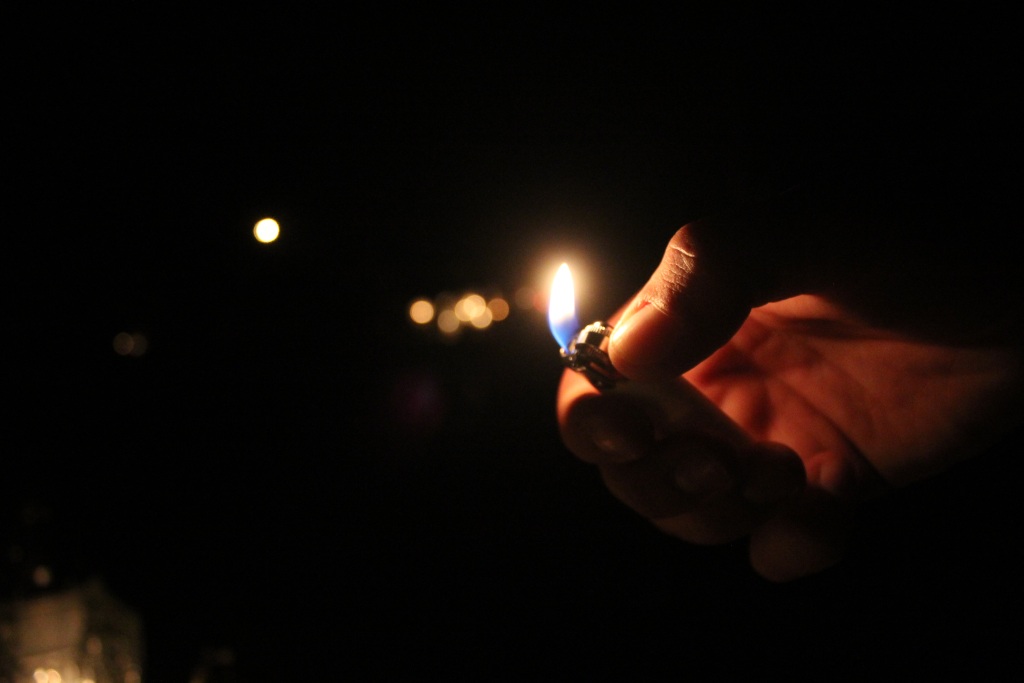 Pięknie nocą na legnickim cmentarzu