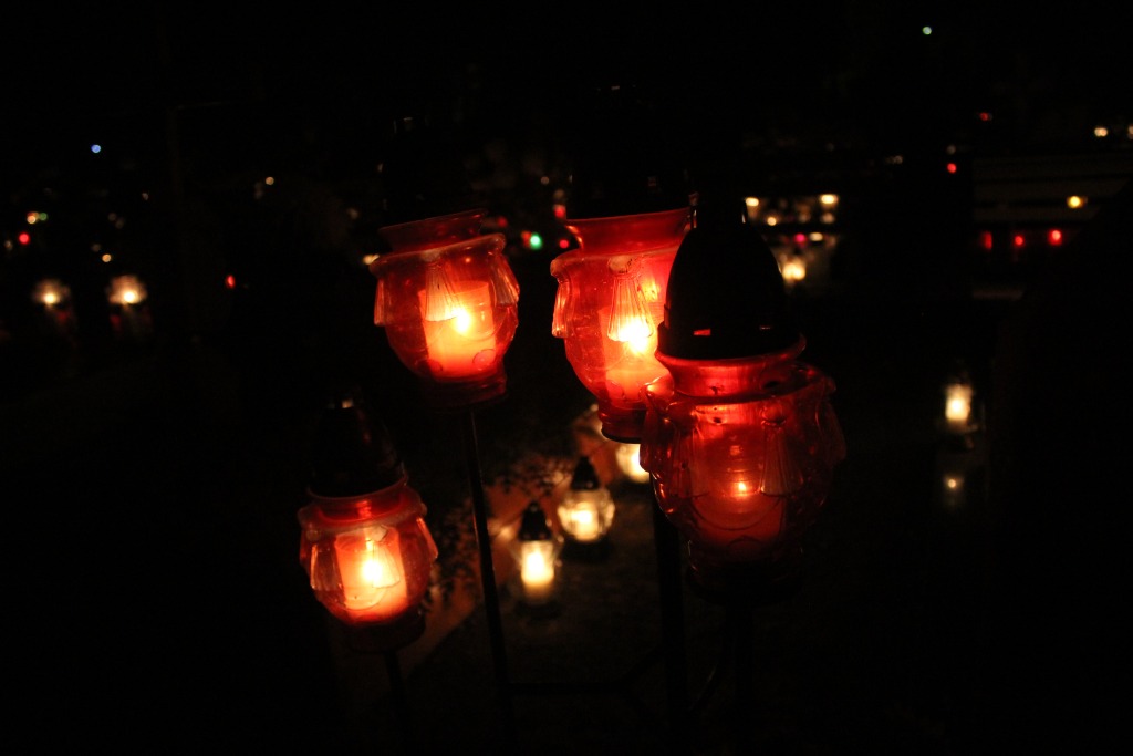 Pięknie nocą na legnickim cmentarzu