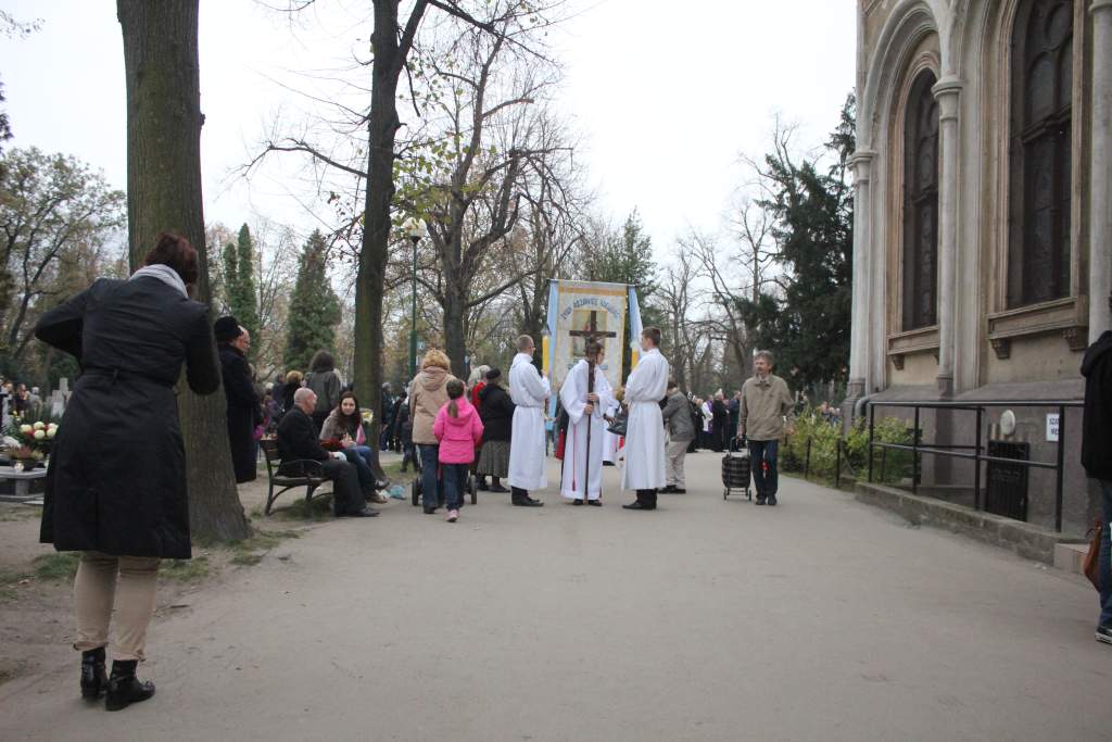 Procesja na legnickim cmentarzu