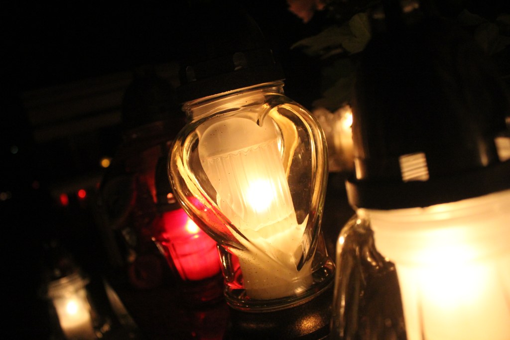 Pięknie nocą na legnickim cmentarzu