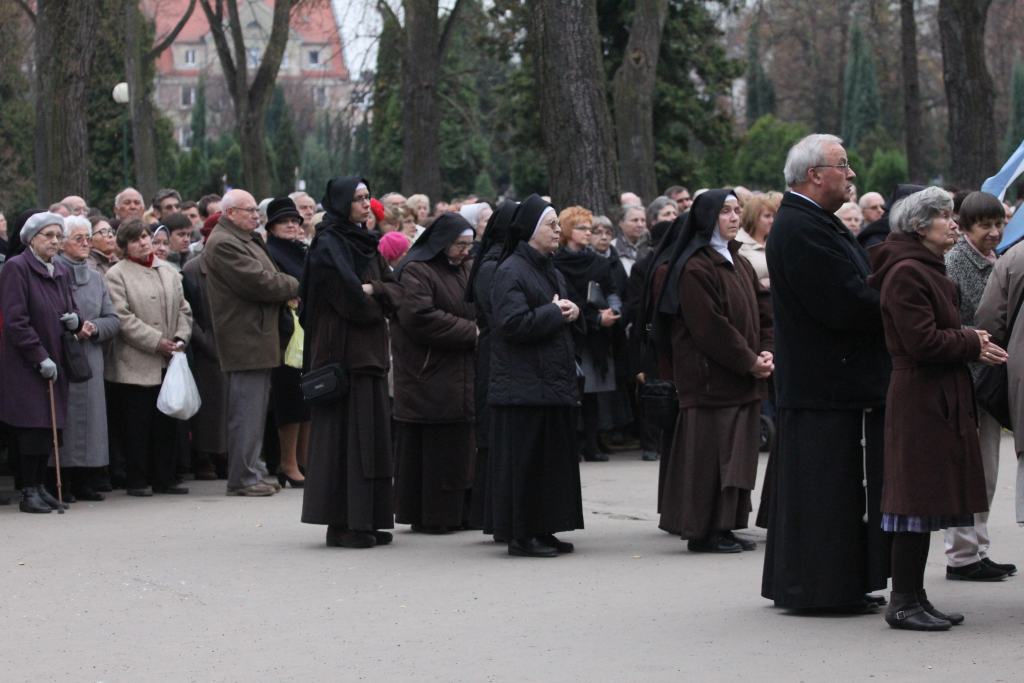 Msza Święta na legnickim cmentarzu