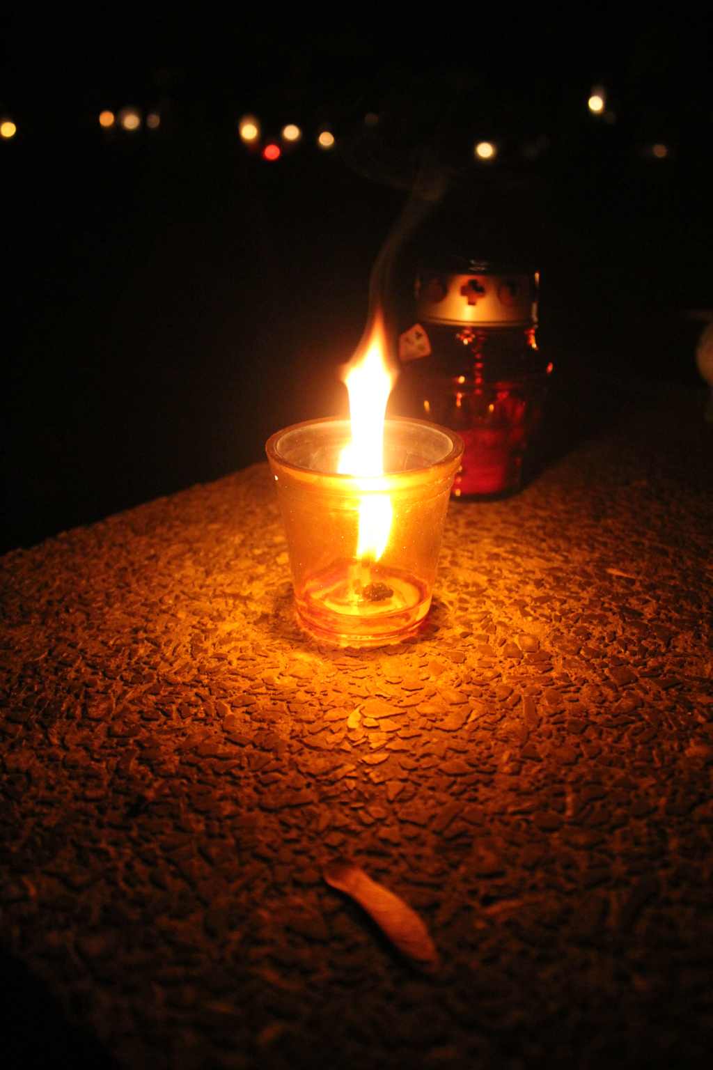 Pięknie nocą na legnickim cmentarzu