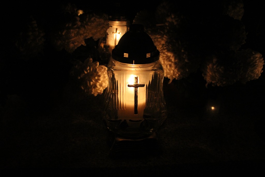 Pięknie nocą na legnickim cmentarzu