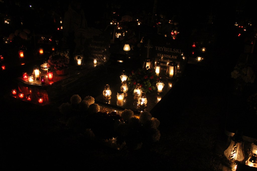 Pięknie nocą na legnickim cmentarzu