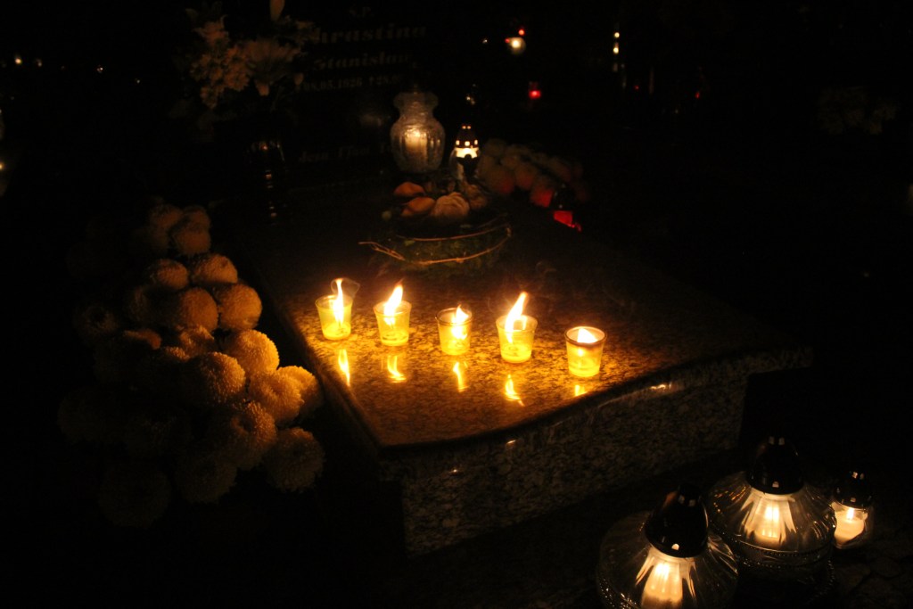 Pięknie nocą na legnickim cmentarzu