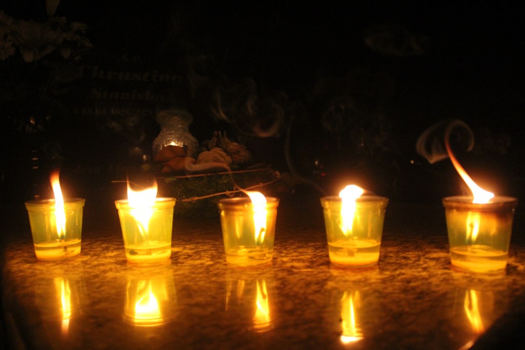 Pięknie nocą na legnickim cmentarzu