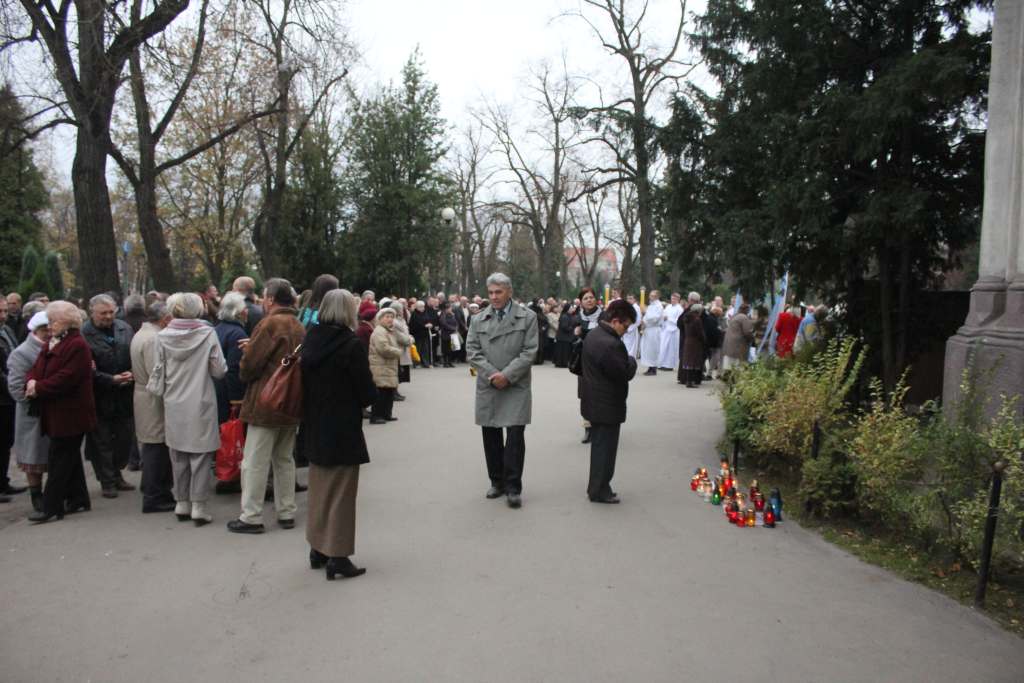 Msza Święta na legnickim cmentarzu