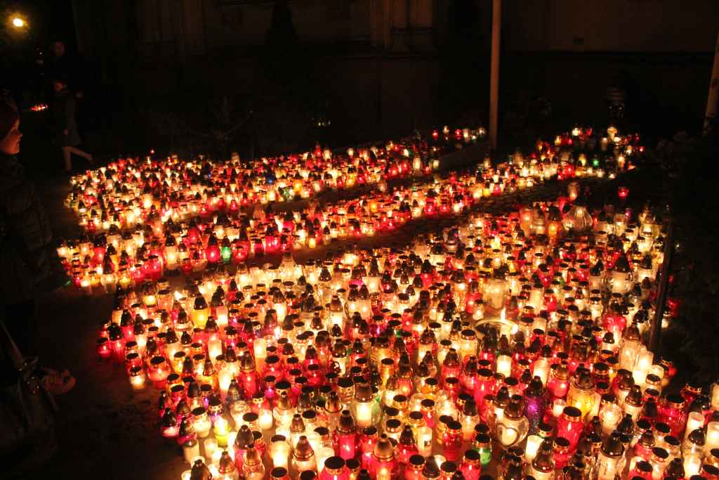 Pięknie nocą na legnickim cmentarzu