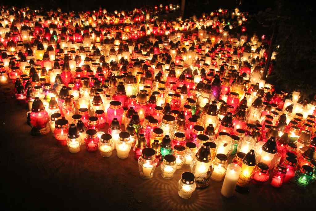 Pięknie nocą na legnickim cmentarzu