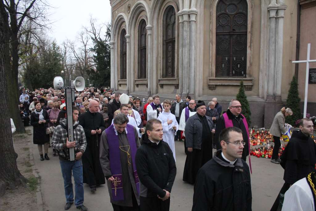 Procesja na legnickim cmentarzu