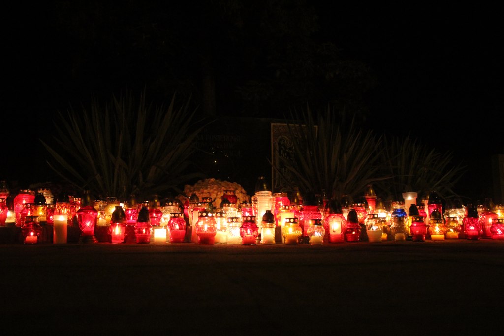 Pięknie nocą na legnickim cmentarzu