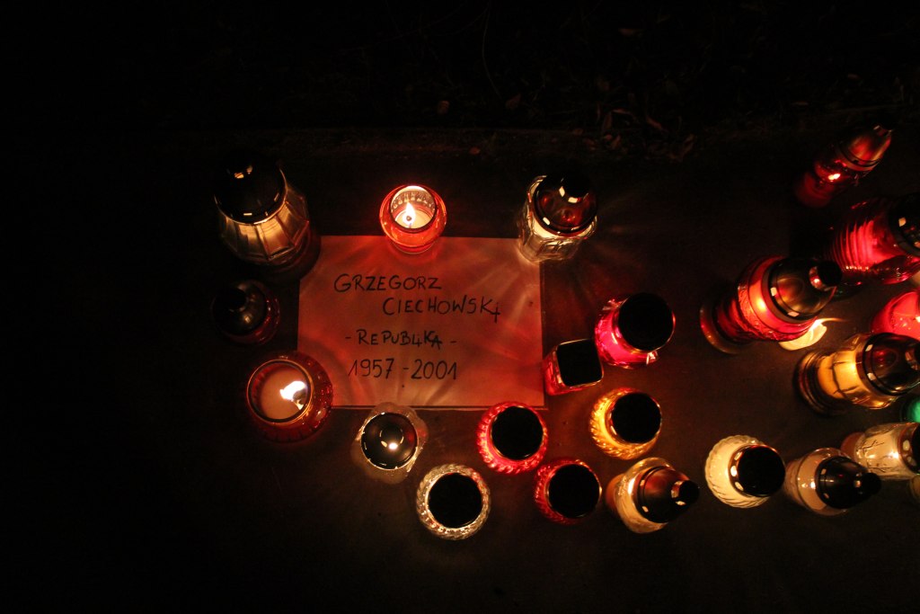 Pięknie nocą na legnickim cmentarzu