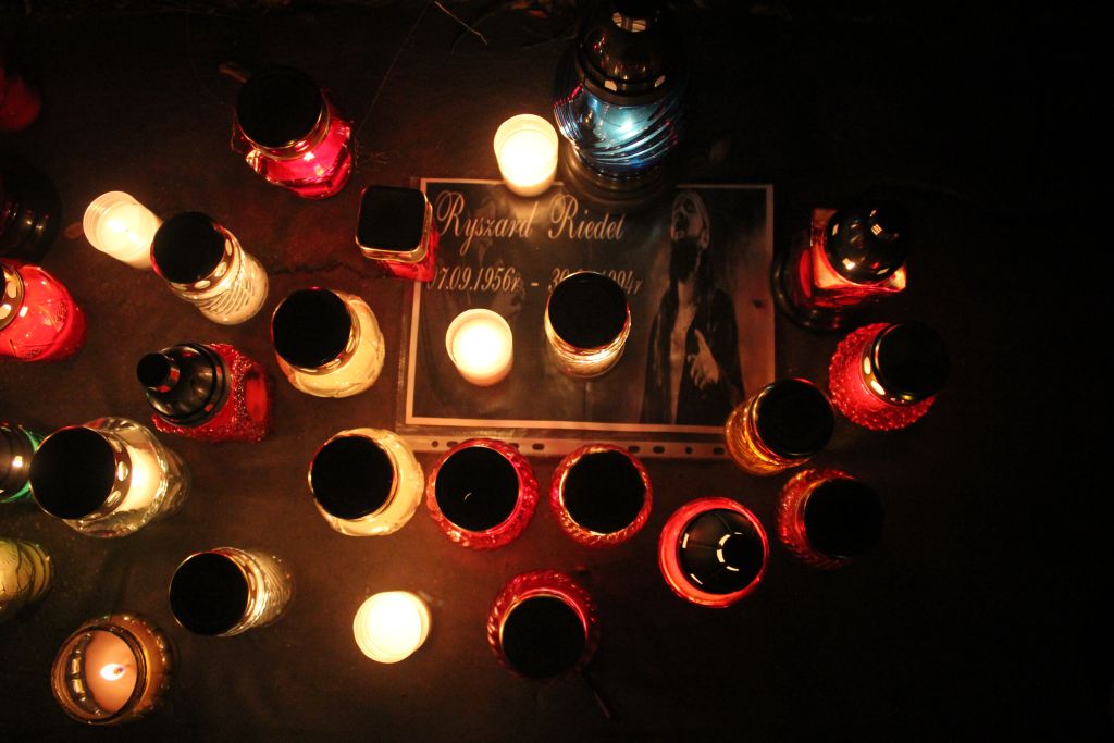 Pięknie nocą na legnickim cmentarzu