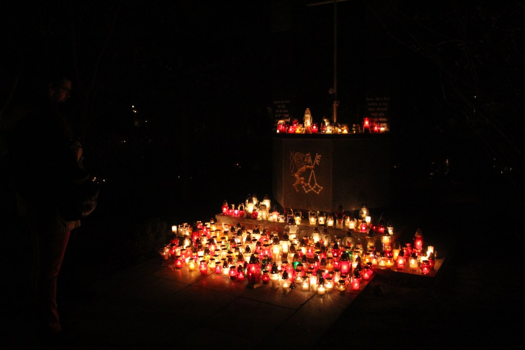 Pięknie nocą na legnickim cmentarzu