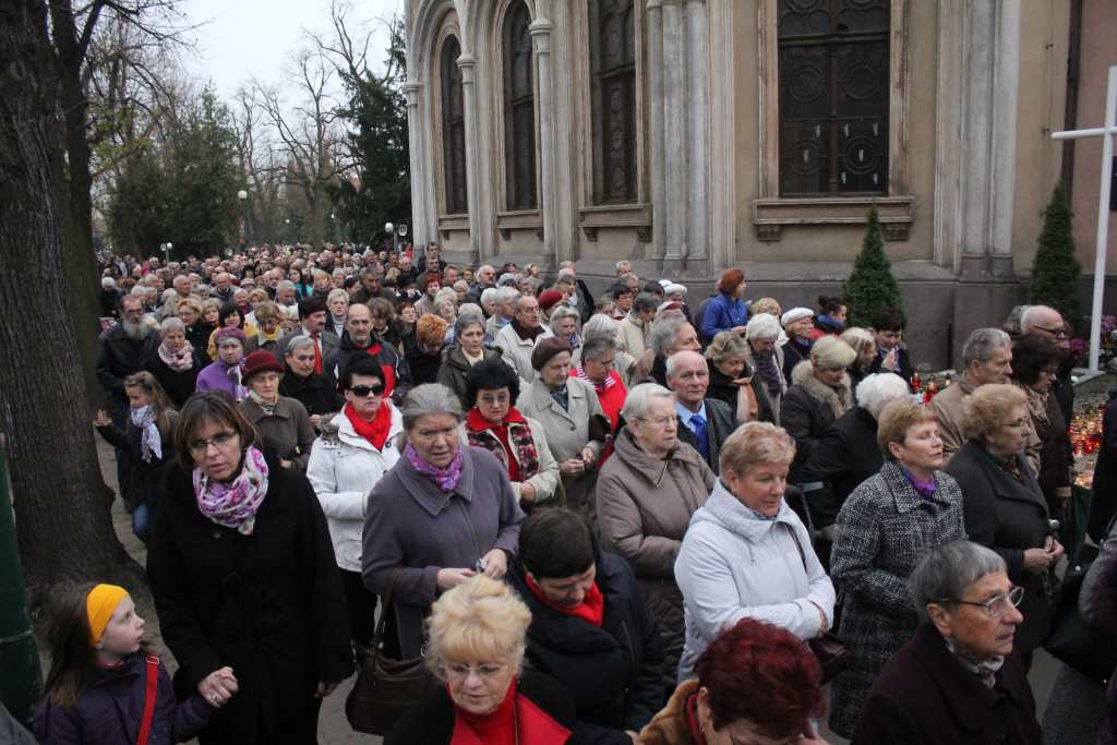 Procesja na legnickim cmentarzu