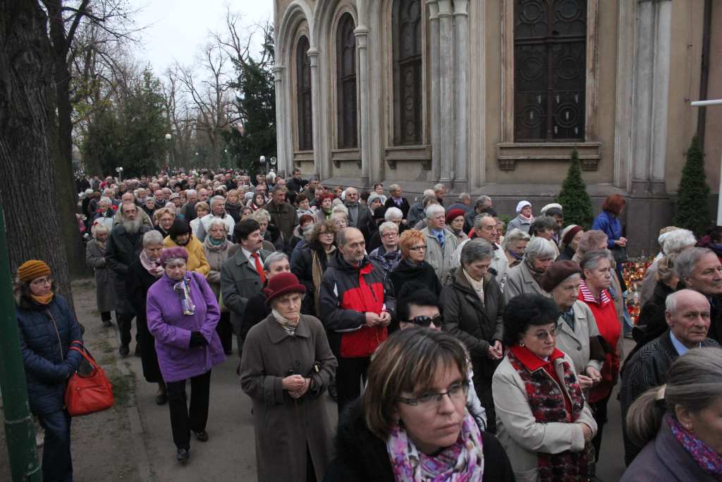 Procesja na legnickim cmentarzu