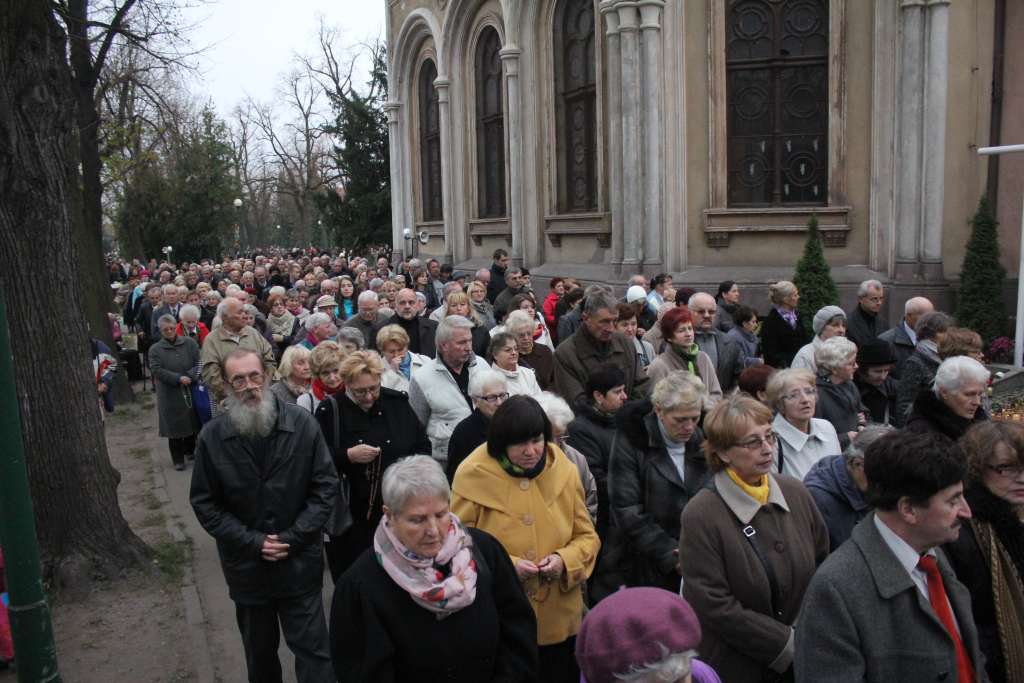 Procesja na legnickim cmentarzu