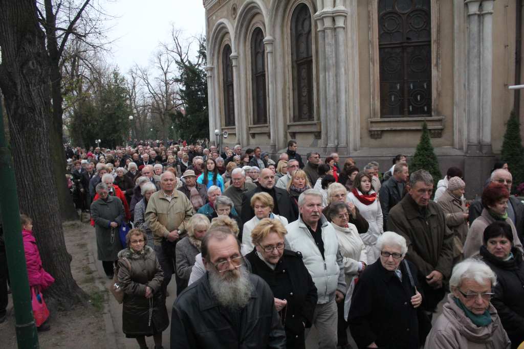 Procesja na legnickim cmentarzu