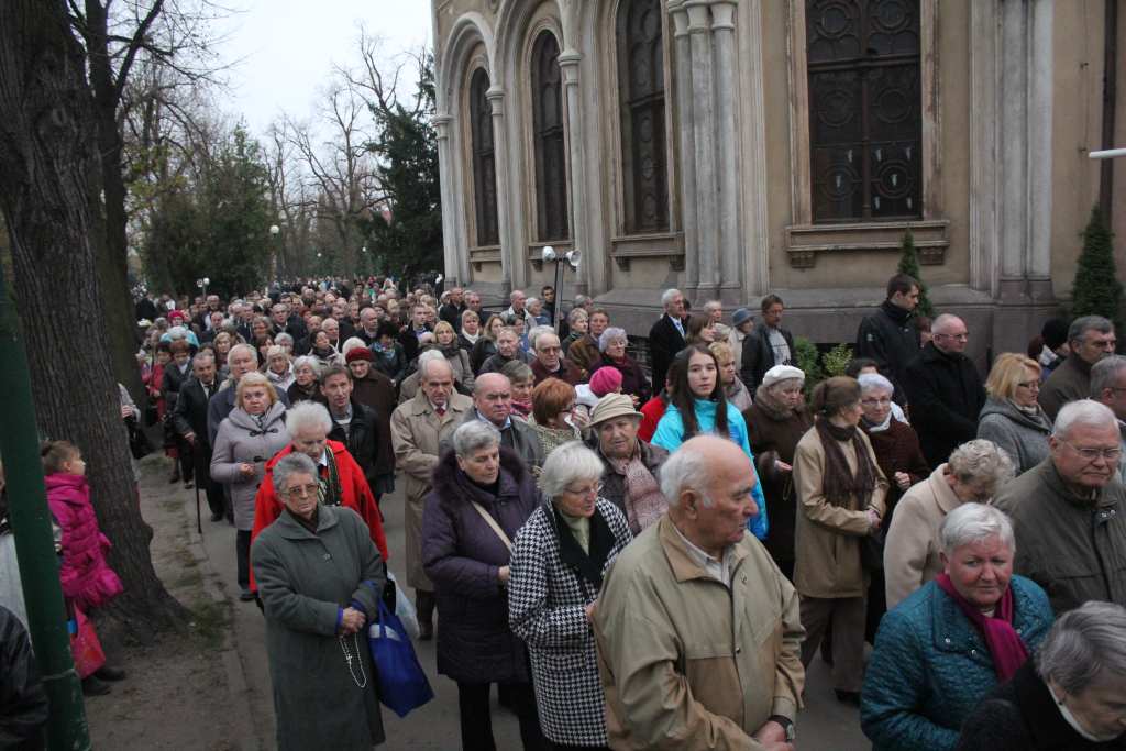 Procesja na legnickim cmentarzu