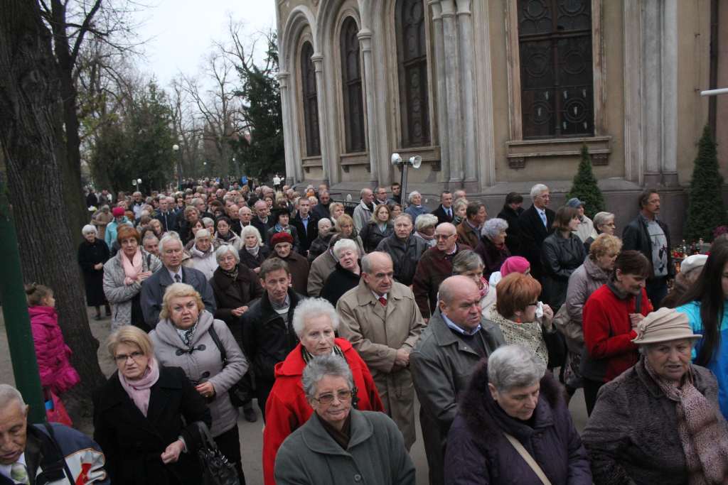 Procesja na legnickim cmentarzu