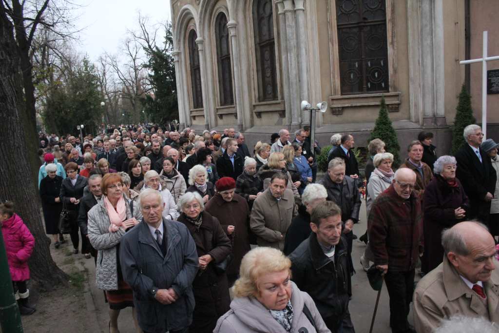 Procesja na legnickim cmentarzu