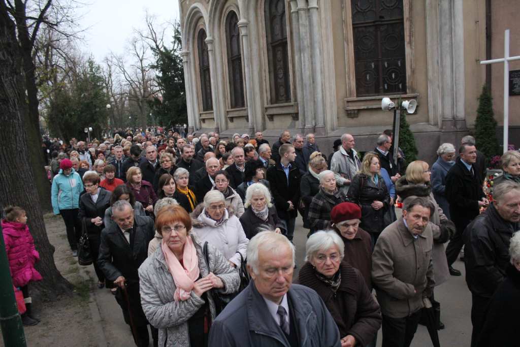 Procesja na legnickim cmentarzu